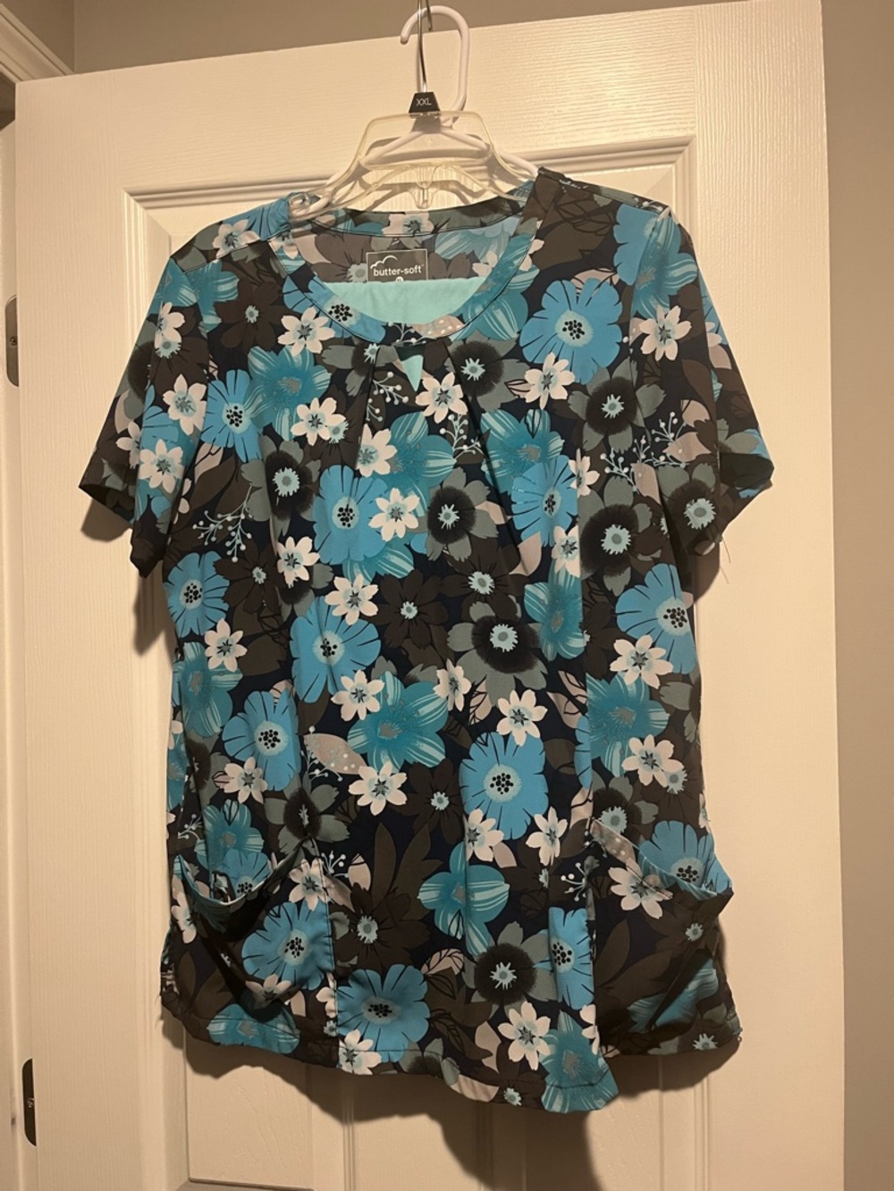Butter-Soft Women's Floral Scrub Top in Teal and Black, teal scrub bottoms